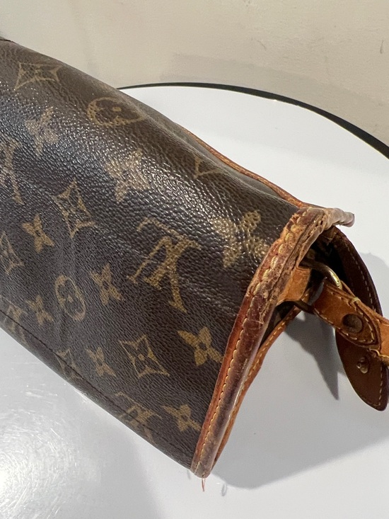 Louis Vuitton LV Popincourt Monogram Canvas Handbag - detached strap, wear - Picture 6 of 17